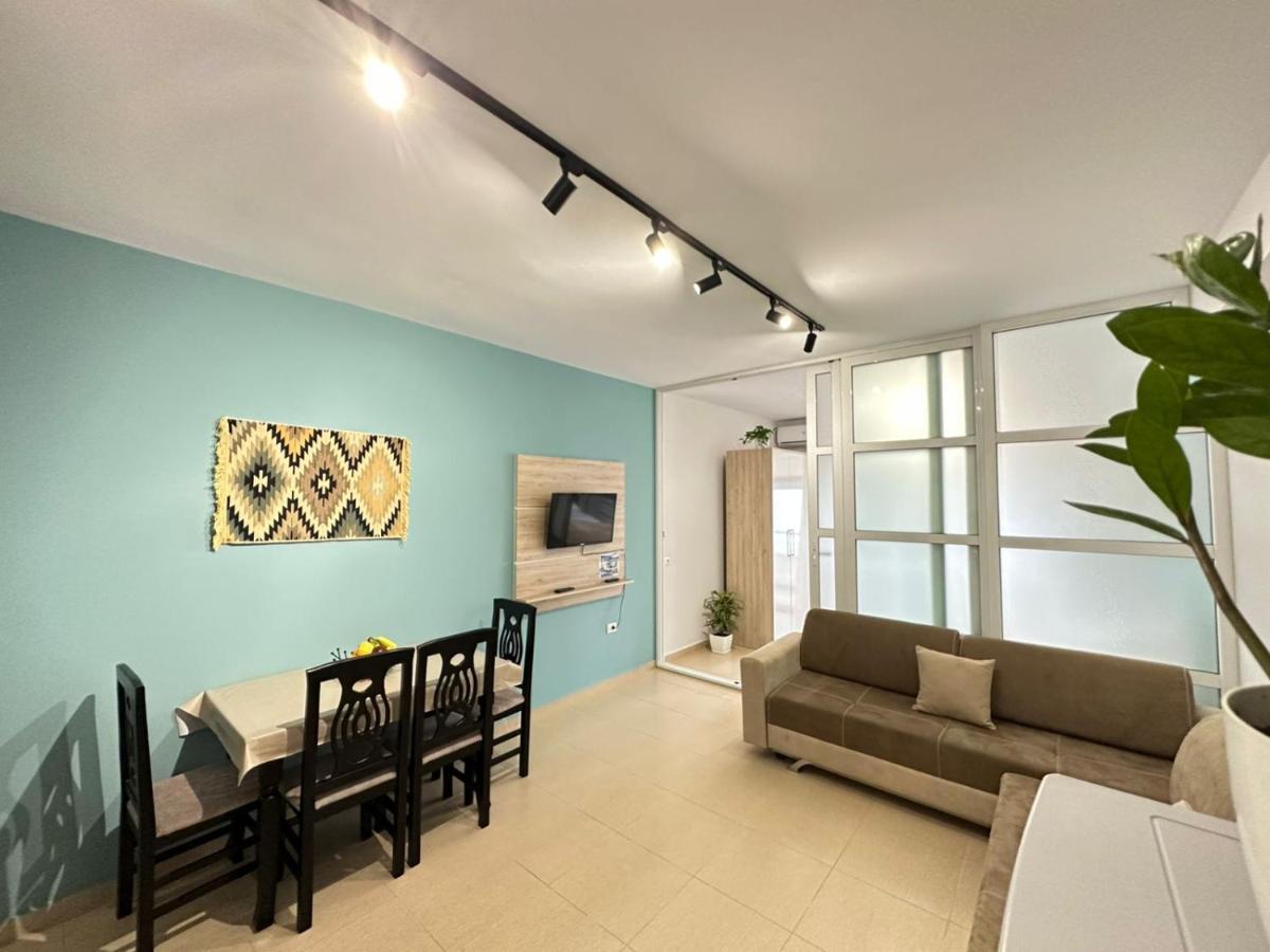 Trea Accomodations - On Private Beach With Sunbed & Umbrella فلورا المظهر الخارجي الصورة