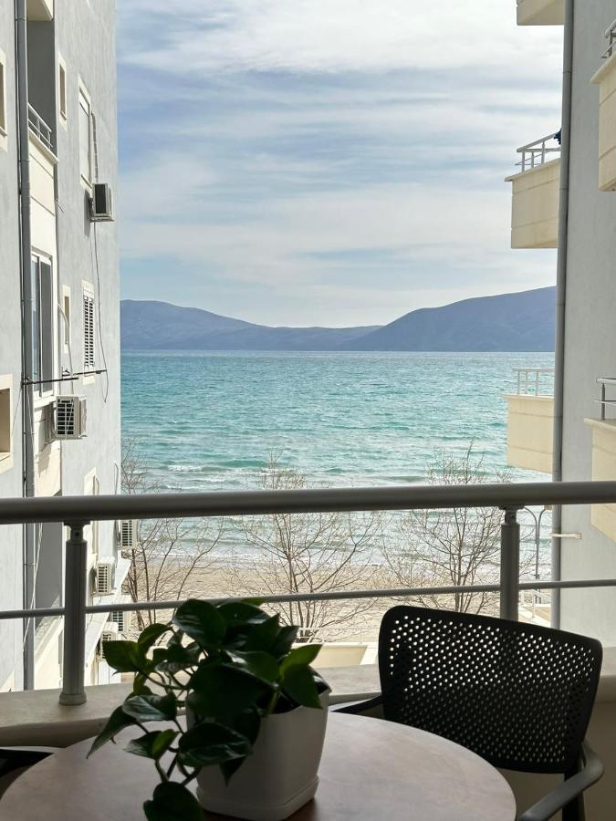 Trea Accomodations - On Private Beach With Sunbed & Umbrella فلورا المظهر الخارجي الصورة