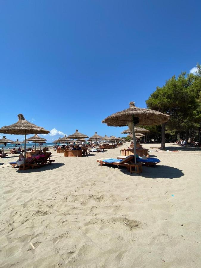Trea Accomodations - On Private Beach With Sunbed & Umbrella فلورا المظهر الخارجي الصورة